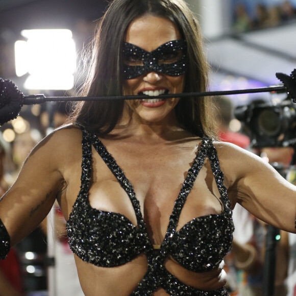 Deborah Secco explica fantasia de Tiazinha: 'Eu adorei entrar na personagem, trazer o lado sexy da mulher e ter esse reencontro com as minhas lembranças também'