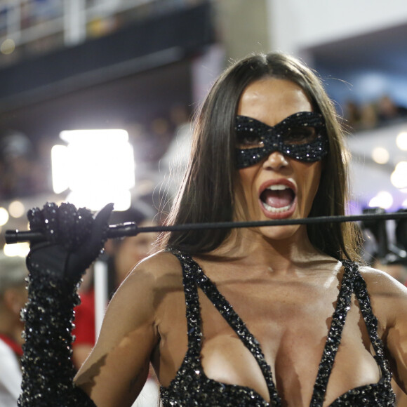 Uh! Tiazinha: Deborah Secco surpreende fantasiada de sex symbol da TV dos anos 90 na Marquês de Sapucaí