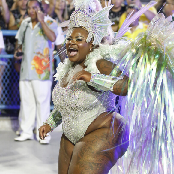 Jojo Todynho valoriza cintura em look cavado em desfile na Mocidade e passa perrengue com fantasia