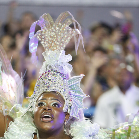 Jojo Todynho valoriza cintura em look cavado em desfile na Mocidade e passa perrengue com fantasia