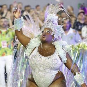 Jojo Todynho valoriza cintura em look cavado em desfile na Mocidade e passa perrengue com fantasia