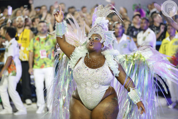 Jojo Todynho valoriza cintura em look cavado em desfile na Mocidade e passa perrengue com fantasia