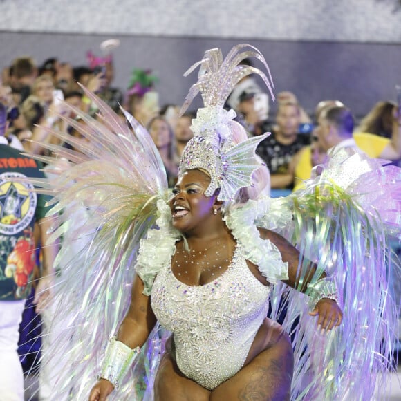 Jojo Todynho valoriza cintura em look cavado em desfile na Mocidade e passa perrengue com fantasia