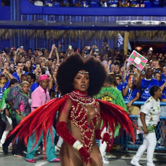 Rainha de Bateria da Mangueira pelo 10º Carnaval, Evelyn Bastos cruzou a Sapucaí na madrugada desta terça-feira (13)