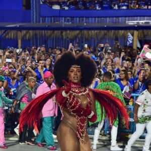 Evelyn Bastos arrebatou os torcedores da Mangueira com o look vermelho e o cabelo black power armado