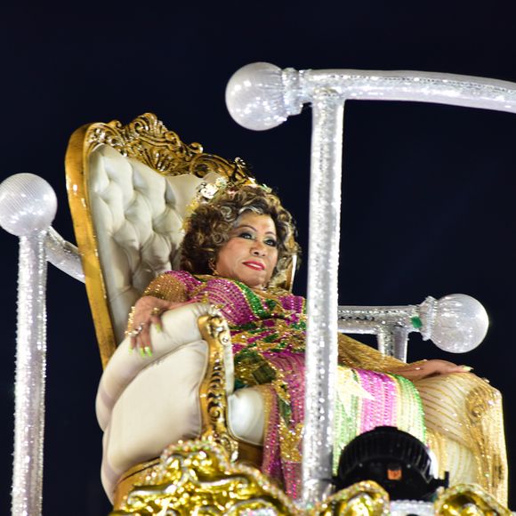 Alcione desfilou com coroa na cabeça em homenagem da Mangueira