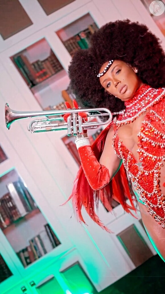 Carnaval 2024: Evelyn Bastos referenciou as divas do jazz em sua fantasia