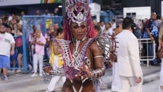 Spa, igreja e banho de ervas: saiba como Érika Januza, rainha de bateria de Viradouro, se prepara antes de desfilar no Carnaval
