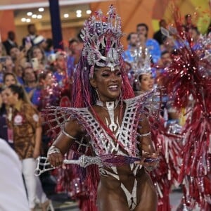 Érika Januza prefere ficar mais quieta antes de desfilar no Carnaval