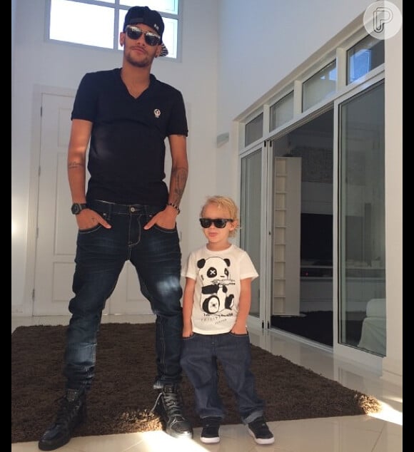 Aos três anos, Davi Lucca já mostra estilo ao fotografar ao lado do pai, Neymar