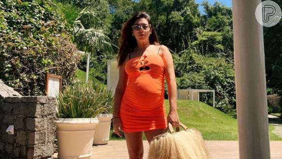 Fernanda Paes Leme mostra barriga de grávida em look casual e tamanho surpreende