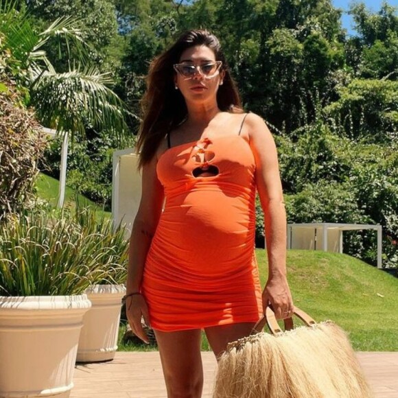 Fernanda Paes Leme mostra barriga de grávida em look casual e tamanho surpreende