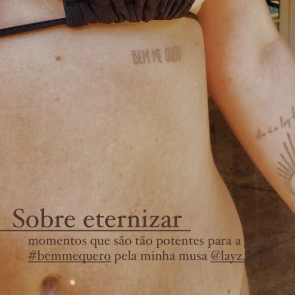 Mari Bridi ainda fez um vídeo destacando os seios fartos e uma tatuagem íntima logo abaixo da região