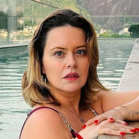 Mari Bridi mostra seios fartos em foto de biquíni fio-dental e mostra tatuagem íntima