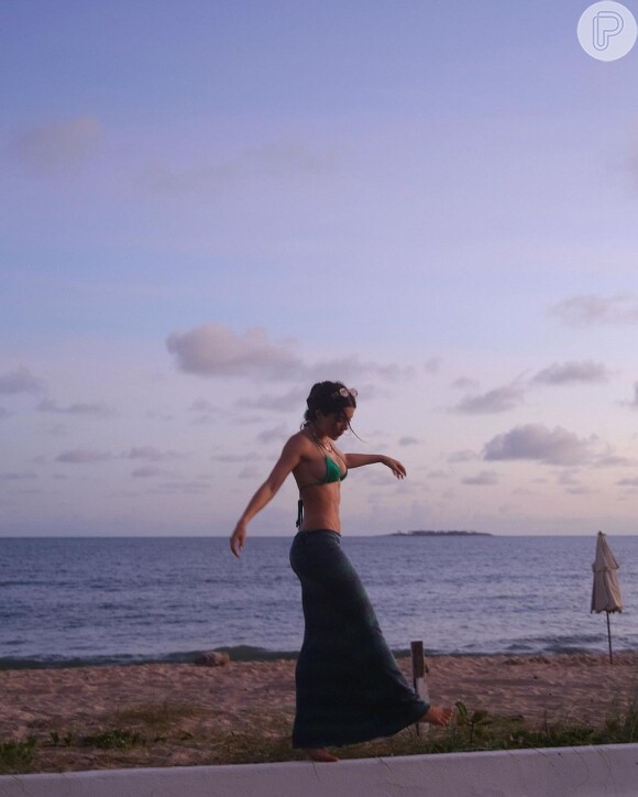 Jade Picon compartilhou novas fotos usando um biquíni cortininha verde com uma saia longa cinza