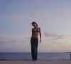 Jade Picon deixou sua barriga trincada à mostra em registros em um anoitecer na praia