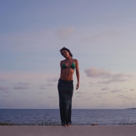 Jade Picon deixou sua barriga trincada à mostra em registros em um anoitecer na praia