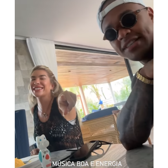 Depois da foto, Lore Improta cobriu a peça com uma saída de praia preta