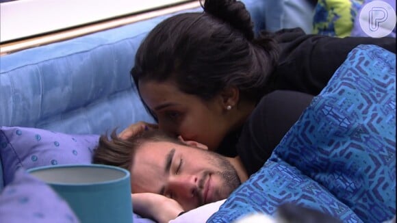 Talita dá beijo em Rafael antes de dormir: 'Amanhã venho te dar um cheiro'