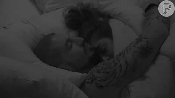 Amanda dorme encostada no peito de Fernando