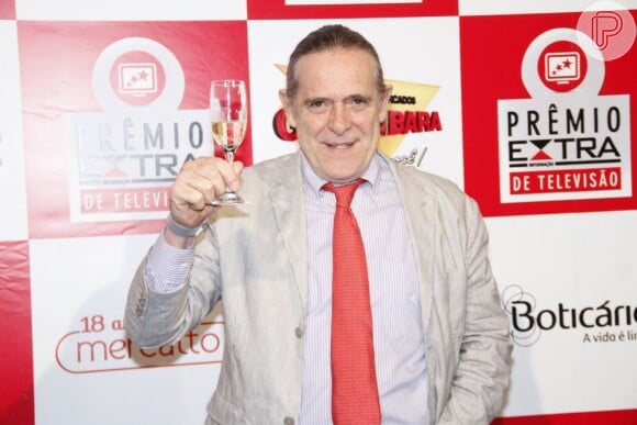 José de Abreu gasta seu salário da TV Globo com viagens, comida e bebida