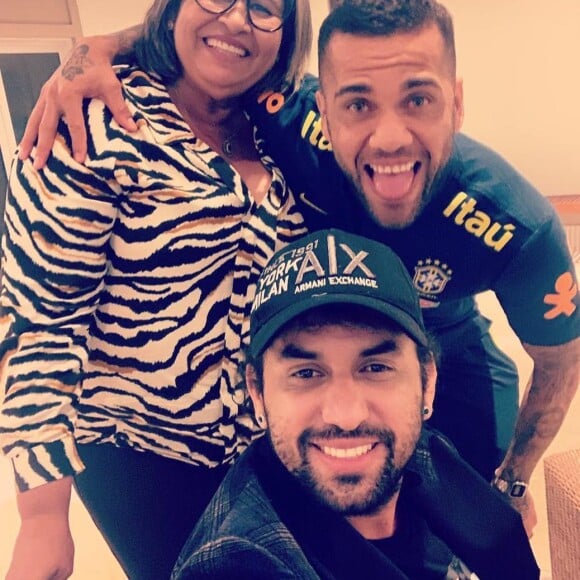 Mãe de Daniel Alves chegou a expor a jovem que acusou seu filho famoso de estupro