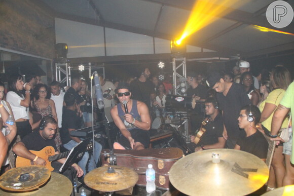 Thiago Martins lança sua primeira roda de samba intitulada Sem Roteiro com TG no morro do Vidigal, na Zona Sul do Rio de Janeiro