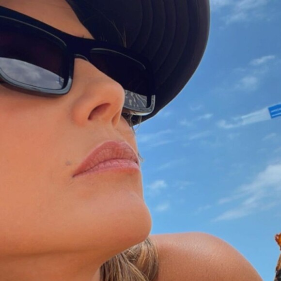 Deborah Secco publicou uma sequência de fotos aproveitando um dia de muito sol no Rio de Janeiro