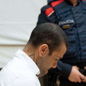Daniel Alves recebeu uma condenação de mais de 4 anos de prisão por ter estuprado uma jovem na Espanha