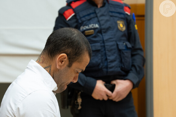 Daniel Alves recebeu uma condenação de mais de 4 anos de prisão por ter estuprado uma jovem na Espanha