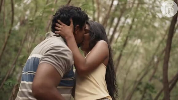 Ritinha (Mell Muzzillo) e Damião (Xamã) trocam beijos calientes na novela Renascer