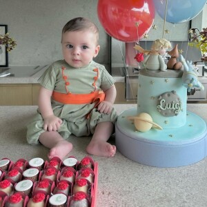 Fabiana Justus fez uma festinha com a família para celebrar o sexto mêsversário de Luigi, seu filho caçula