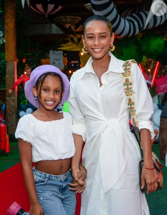 Taís Araujo com filha, Maria Antonia: a semelhança da atriz da Globo com a filha mais nova se destaca em fotos das duas juntas