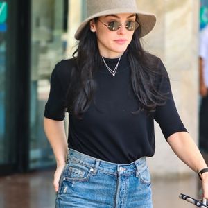 Ex-funcionária de Isabelle Drummond disse que a atriz a acusou de roubar um tapete e quebrar itens de sua casa