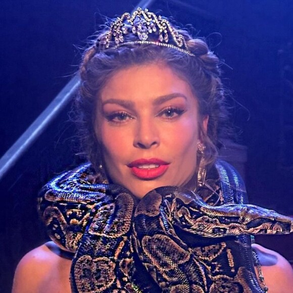 Grazi Massafera deu uma entrevista relatando suas dificuldades para gravar cenas de sexo e nudez em 'Dona Beja'