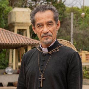 Em 'Renascer', padre Santo (Chico Diaz) morrerá nos próximos capítulos da novela. A cena já foi gravada com a participação do pastor Lívio (Breno da Matta.