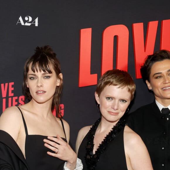 Além de Kristen Stewart, também estiveram presentes estrelas como Katy O'Brien, Jena Malone e Anna Baryshnikov