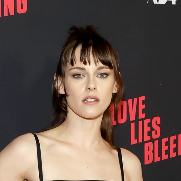 Kristen Stewart deu o que falar  por sua virilha lisinha evidenciada no look all black