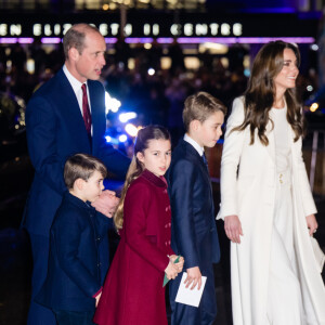 Kate Middleton é casada com Príncipe William e mãe de três filhos, sendo eles o Príncipe George, Princesa Charlotte e o Príncipe Louis