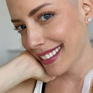 Tratando câncer, Fabiana Justus decide fazer exercícios em casa e explica motivo do treino: 'Manter músculo ajuda muito'