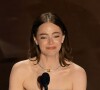 No Oscar 2024, Emma Stone sofre com problemas no vestido e atriz cai no tapete vermelho! Veja os perrengues