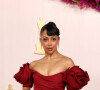 Quem também passou por poucas e boas no Oscar 2024 foi a atriz Liza Koshy, qu elegeu um lindo vestido vermelho para a premiação