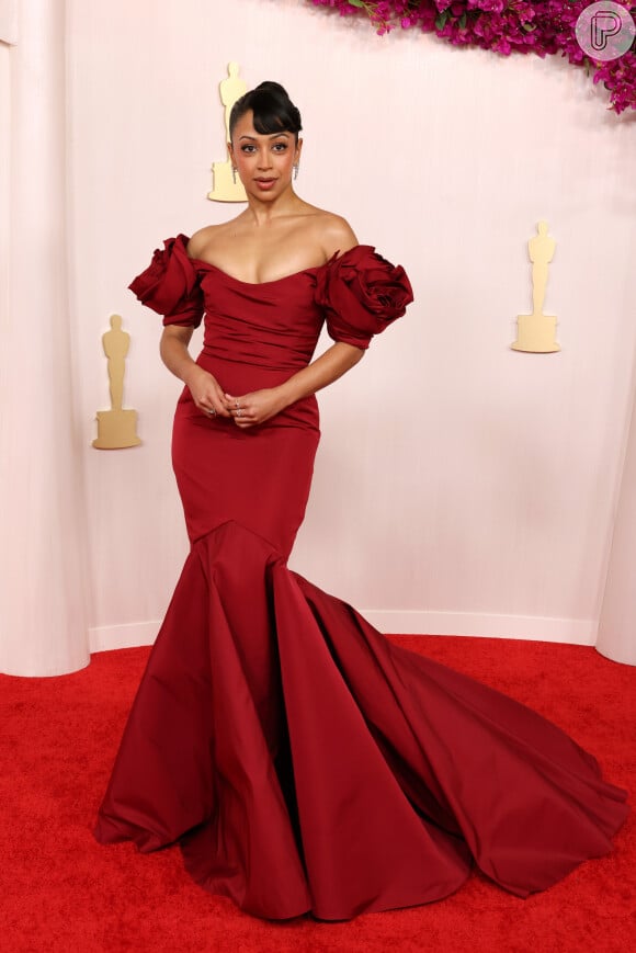 Quem também passou por poucas e boas no Oscar 2024 foi a atriz Liza Koshy, qu elegeu um lindo vestido vermelho para a premiação