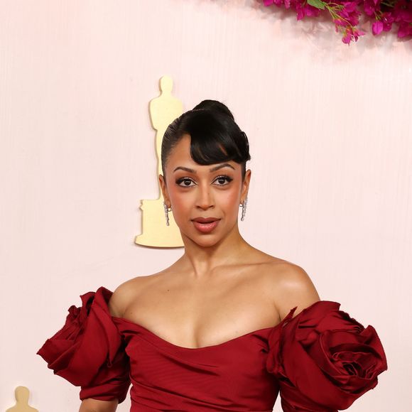 Quem também passou por poucas e boas no Oscar 2024 foi a atriz Liza Koshy, qu elegeu um lindo vestido vermelho para a premiação