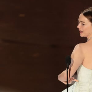 Durante seu discurso, Emma Stone revelou ter estragado seu vestido, um Louis Vuitton na cor verde pastel