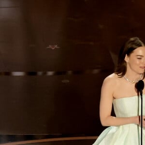 No Oscar 2024, Emma Stone recebeu a premiação com um mix de lágrimas, sorriso no rosto e perrengue fashion