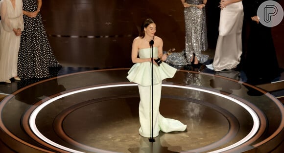 No Oscar 2024, Emma Stone recebeu a premiação com um mix de lágrimas, sorriso no rosto e perrengue fashion