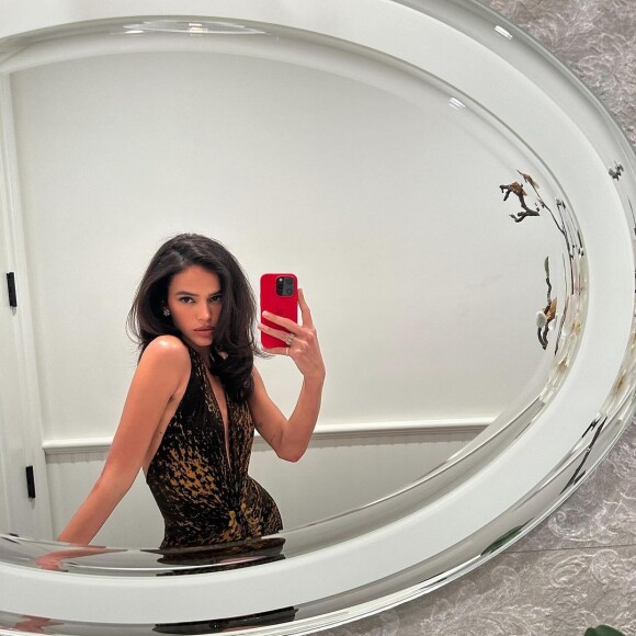 Já na maquiagem, Bruna Marquezine decidiu ficar basica com apenas uma sombrinha e um delineado