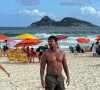 Xamã publicou uma foto sem camisa, destacando seus músculos em um dia de praia