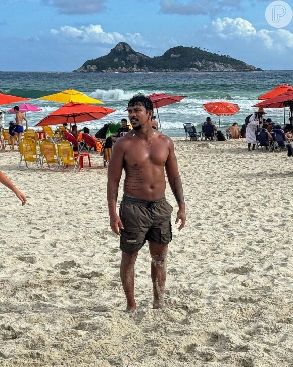 Xamã publicou uma foto sem camisa, destacando seus músculos em um dia de praia
